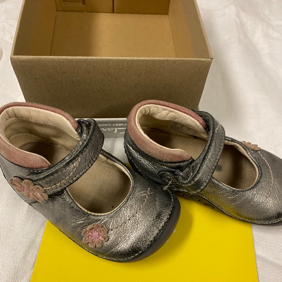 Clarks Mary Janes for your lil walker! - Picture 2 of 5